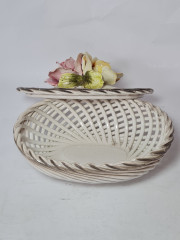 Конфетница винтажная Bassano с объемными цветками, серая керамика, 21 х 15 см, Италия, 1960-70гг.