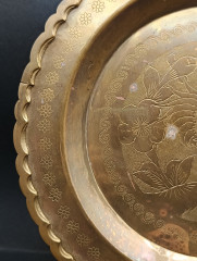 Блюдо декоративное винтажное "Всемирная лютеранская ярмарка (Гонконг)", с изображением курицы и цветов, орнаментом, кованый, ручная работа, латунь, 25.5 см, Китай, 1900-40гг.