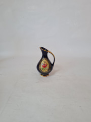 Ваза-кувшин винтажная B.H Geschenke, темно-синий фарфор с красочным цветочным орнаментом и позолотой, 12 x 7,5 см, Германия, 1960-70гг.