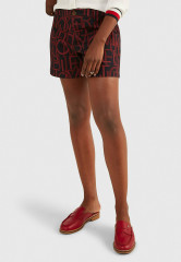 Tommy Hilfiger ADAPTIVE LOGO Shorts regatta red multi АДАПТИВНЫЙ ЛОГОТИП — шорты регата красный мульти