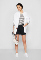 Tommy Hilfiger TOMMY HILFIGER X SHAWN MENDES Denim shorts hero black TOMMY HILFIGER X SHAWN MENDES Джинсовые шорты черный герой