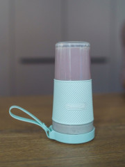 grossag grossag Akku-Smoothie-Maker to-go Hellblau MX 10.08 1380, 67 W Портативная смузи-машина Grossag на аккумуляторе, голубой MX 10.08 1380, 67 Вт