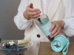 grossag grossag Akku-Smoothie-Maker to-go Hellblau MX 10.08 1380, 67 W Портативная смузи-машина Grossag на аккумуляторе, голубой MX 10.08 1380, 67 Вт