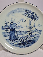 Тарелка декоративная винтажная Delft / Boch "Женщина, провожающая лодки", фарфор, 16.5 см, Нидерланды, 1970-80гг.