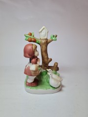 Винтажная фигурка ручной работы "Девочка у скворечника", 9см x 15см, Тайвань, 1960-70гг.