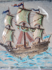 Панно декоративное винтажное Staatliche Majolika Karlsruhe с изображением парусника, керамика, 31 х 33 см, Германия, 1960-70гг.