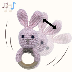 Angels Baby Gehakelte Babyrassel aus Baumwolle mit Beissring aus Holz in niedlichem Tiermotiv Вязаная крючком детская погремушка из хлопка с деревянным колечком для прорезывания зубов в милом зверином мотиве.