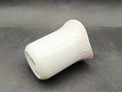 Ваза миниатюрная винтажная Goebel в бежево-розовых тонах, с объемным цветочным декором по краю, фарфор, 8 х 7 см, Германия, 1970-80гг.