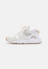 Nike Sportswear AIR HUARACHE Sneaker low phantom/white/fossil/light brown/black AIR HUARACHE Низкие кроссовки женские фантом/белый/ископаемый/светло-коричневый/черный