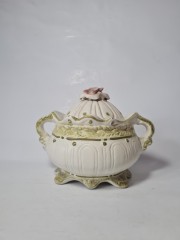 BASSANO Керамическая ваза для сладостей на ножках с рельефным рисунком и с крышкой "Роза", 16см х 22см, Италия, 1960-70гг.