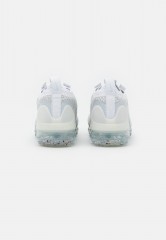 Nike Sportswear AIR MAX VAPORMAX Sneaker low white/pure platinum/metallic silver AIR MAX VAPORMAX Низкие кроссовки женские белый/чистая платина/серебристый металлик