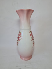 Ваза винтажная Stipo Dorohoi в бело-розовых тонах, фарфор, 31 см, Румыния, 1960-70гг.