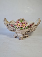 Фруктовница винтажная большая Bassano с объемными цветами, фарфор, 31x 18 x 18 см, Италия, 1960-70гг.