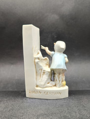 Статуэтка винтажная German Porcelain "Девочка с букетиком цветов", фарфор, 13 см, Германия, 1960-70гг.