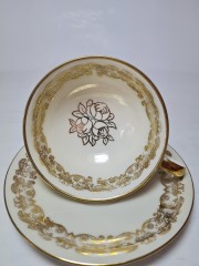 Bavaria Винтажная чайная пара с обильным позолоченным узором по краю и рисунком букета цветов, Германия, 1960-70гг.