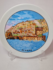 Kutahya Pottery Turkey Деокративная тарелка Белый фарфор с видами города Алания в светло-голубых тонах, 24,5 x 3 см, Турция, 1970-80гг.