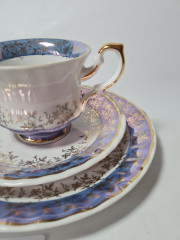 Fena Porzellan Винтажное чайное трио с синей окантовкой и позолоченным цветочным узором, Германия, 1960-70гг.