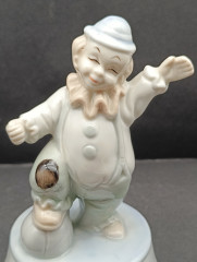 Статуэтка винтажная Classic "Клоун с шаром" в светлых тонах, ручная работа, фарфор, 14 х 7.5 см, Германия, 1960-70гг.