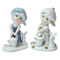 Peach Elegance Фарфоровые статуэтки с позолотой "Мальчик в синей кепке с лейкой и кроликом" и "Мальчик в белой кепке", ручная роспись, 2шт х 8см x 5см, Тайвань, 1960-70гг.