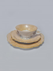 Hellbraune Porzellan Чайное трио "Полевые цветы" с желтым ободком и фактурным краем, Германия, 1960-70гг.