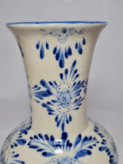 Delfts Винтажная ваза, белый фарфор с голубым рисунком и цветочным декором, 18 x 11,5 см, Германия, 1960-70гг.
