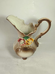 Ваза-кувшин винтажная Bassano большая, украшенная объемными розами, керамика, 29.5 см, Италия, 1960-70гг.